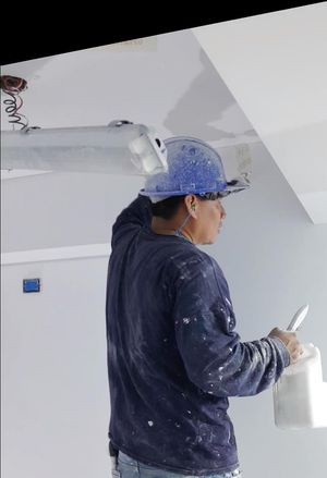 Operario técnico de Cubika realizando acabados de pintura